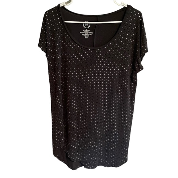 ⭐️4 for $10⭐️Maurice’s Silver / Grey Polka Dot Flowy T Shirt. - Picture 1 of 7